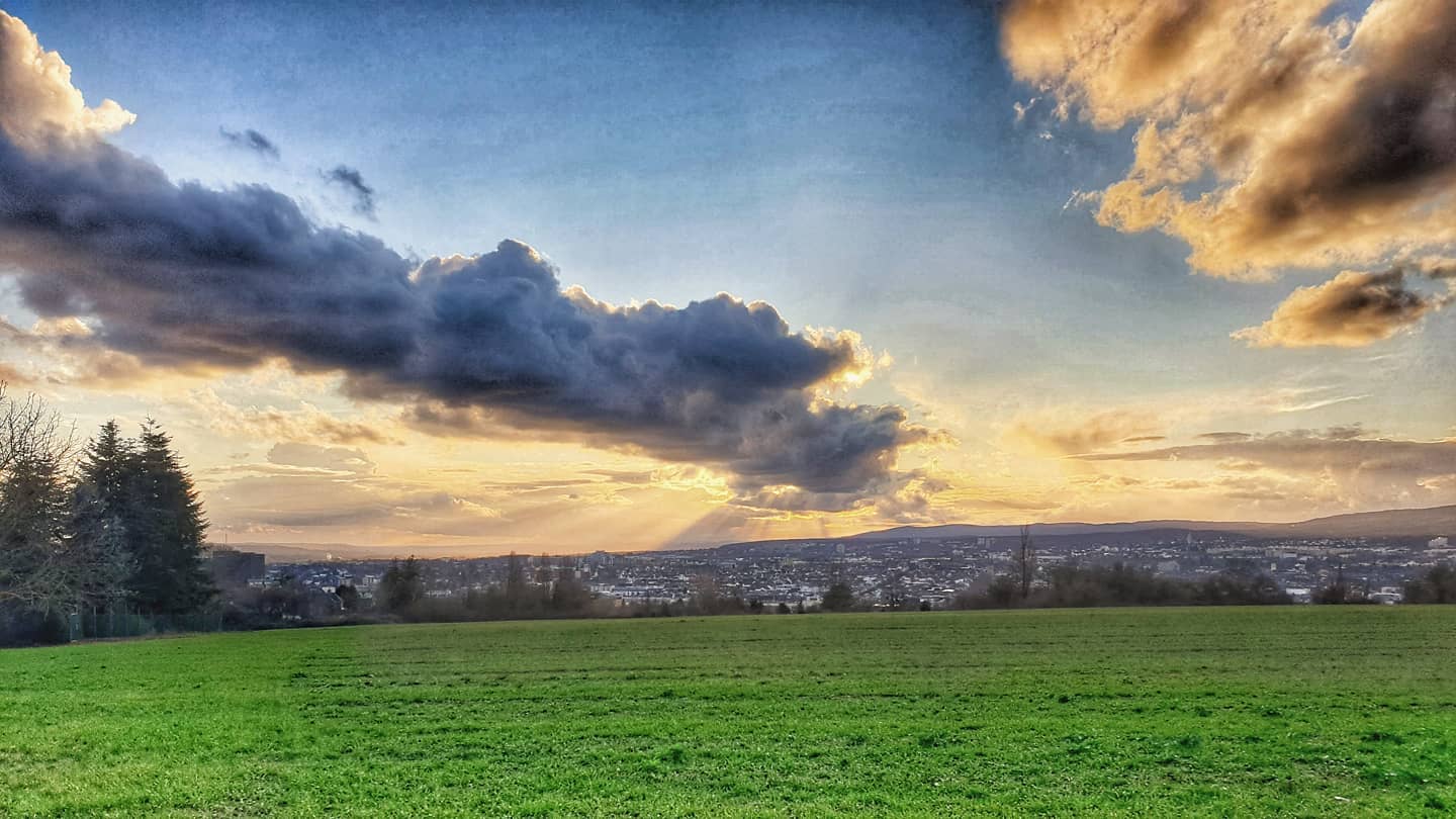 Das erste Foto von meinem neuen Arbeits-Rad-Weg von der Bierstädter Warte

#mitdemradzurarbeit
#mdrza #Wiesbaden #radpendler #wiesbadenbierstadt #Sonnenuntergang #sunset #sky #clouds #sunbeams