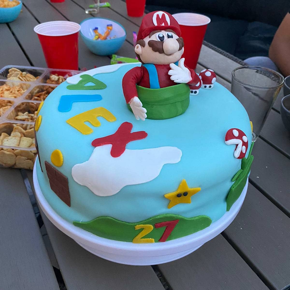 Wenn der „Berufsschul-Sohn“ @collectravelty meiner Frau Geburtstag hat, und sich Kuchen wünscht, dann darf ich halt nur Backen und die Mama darf füllen, verspachteln und basteln. Und riesen Respekt, für die ersten Gehversuche mit Fontant hat @das_11lein das verdammt gut hinbekommen.