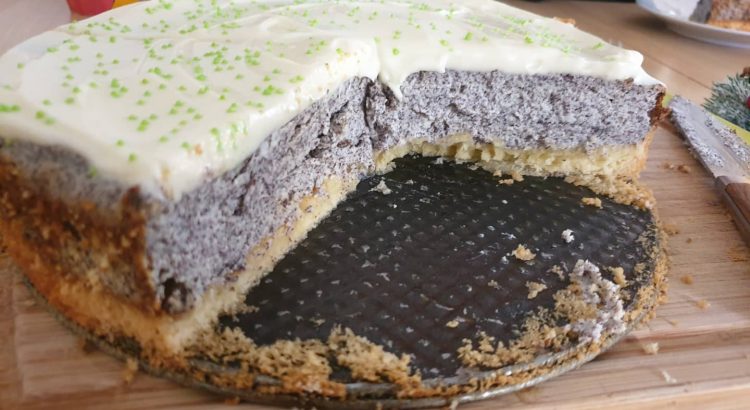 Mohn-Käsekuchen Endlich mal wieder Kuchen Boden: #bisquit #Käsekuchen Layer: - Magerquark - Eier - #Grieß - #Mohn - Zucker - Butter - #Rosinen Topping: #Frosting aus Frischkäse, Puderzucker und Zitronensaft sowie Grüne Zuckerstreusel #foodblog #cake #poppyseedchesecake #käsekuchen #käsekuchenmalanders #Cheesecake #poppyseed