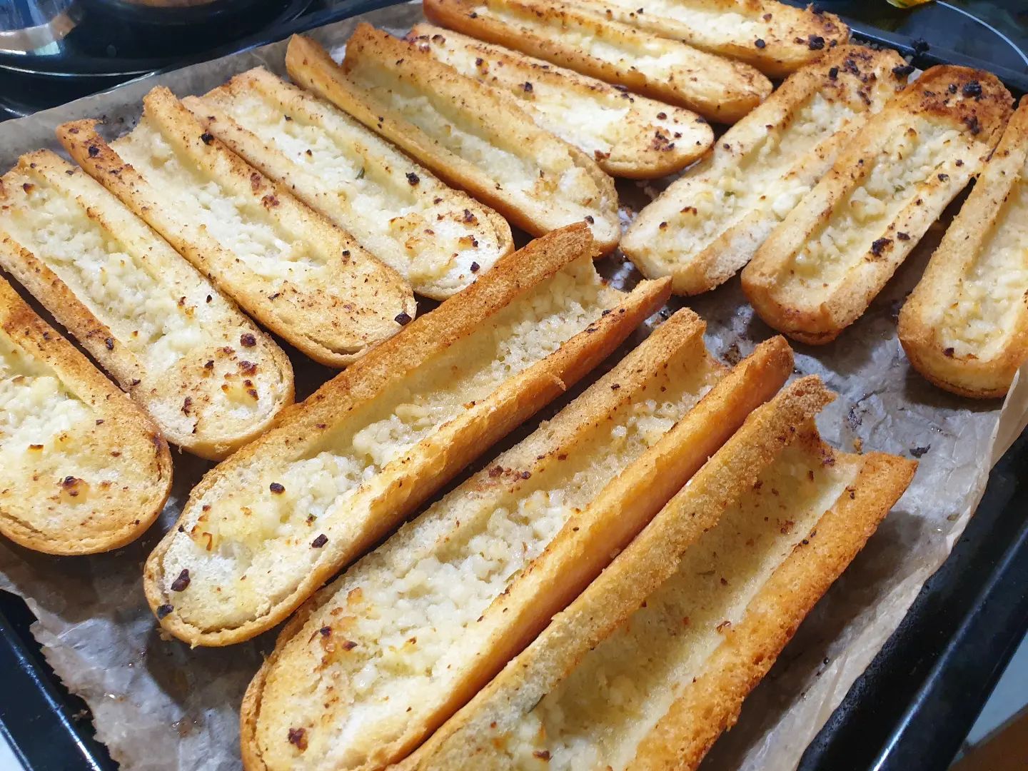 If life gives you lemons.. oder 2 Dutzend Hot Dog Brötchen und 450g gehackten Knoblauch im Metro Großmarkt-Eimer aus der Lebensmittelrettung, Ja dann mach ich Knoblauchbaguettes, 2 Tage hintereinander