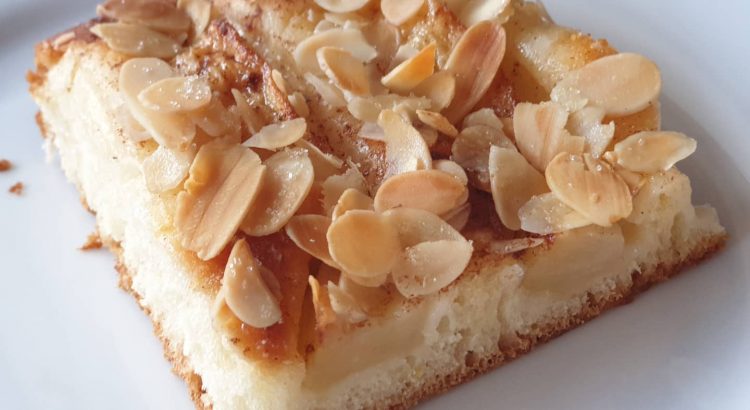 Apfel Mandel Kuchen Lang nicht mehr gebacken, scheinbar nicht vergessen wie es geht. Easy Hefeteig, Äpfel, Butter, Mandeln und Zucker drüber.