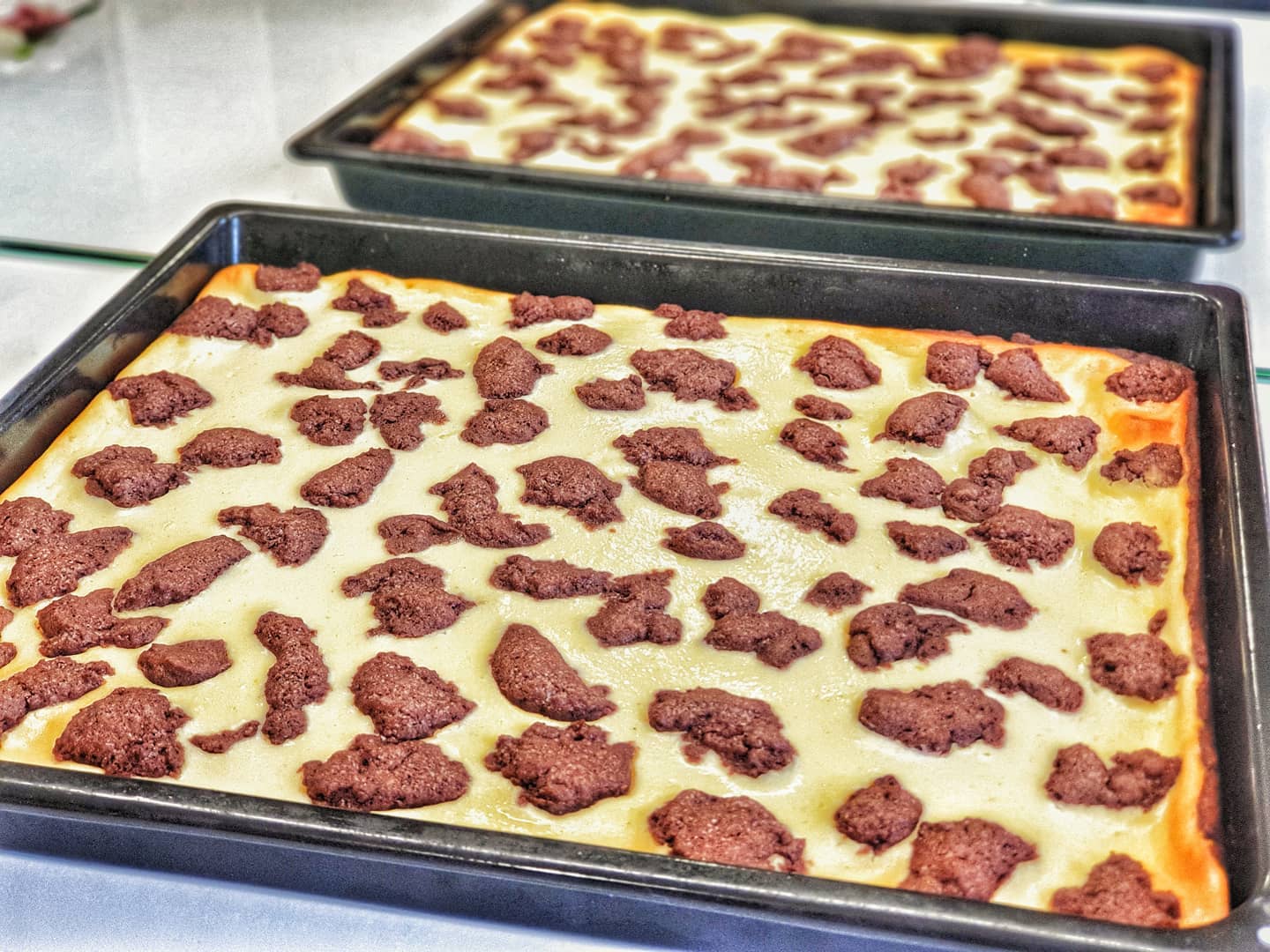 Russischer Zupfkuchen

Wenn Sabine draußen jetzt an allem rum zupft, sollte man lieber drin bleiben, backen und es ihr gleich tun, ein bisschen zupfen, Teig zupfen.

Für den Teig:

425 g Weizenmehl
40 g Kakaopulver
3 TL, gestr.Backpulver
200 g Zucker
2 Pck.Vanillinzucker
2Ei(er)
250 g Butter

Für die Füllung:

1 kg Magerquark
250 g Zucker
2 Pck.Vanillinzucker
2 Pck.Puddingpulver, 
Vanillegeschmack
4Ei(er)
375 g Butter, zerlassene abgekühlte

⅔ Teig als Boden aus Rollen
Füllung drauf, restlichen Teig zupfen und verteilen, 45 min 150grad Umluft, schmecken lassen.

#foodblog #bakeblog #zupfkuchen #russischerzupfkuchen #käsekuchen #schokokuchen #chococheesecake #cheesecake #sundaybaking