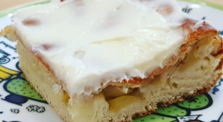 Gedeckter Apfelkuchen mit Hefeteig und Frischkäse-Frosting #foodblog #apfelkuchen