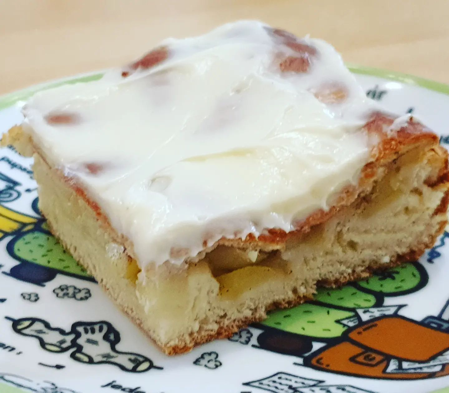 Gedeckter Apfelkuchen mit Hefeteig und Frischkäse-Frosting