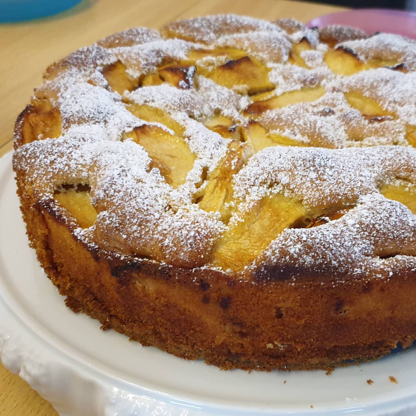 Apfelkuchen
Ganz ganz einfacher schneller Kuchen ohne Schickimicki

Ca. 600g Äpfel schälen, achteln und mit Zitronensaft beträufeln.

5 Eier mit 220g Zucker schaumig schlagen.
125g weiche Butter rein und verrühren.
250g Mehl, ½ Pkg Backpulver und 1 Prise Salz mischen und unterrühren. Nach Belieben vielleicht noch etwas Zimt.

Springform fetten, Teig rein, Äpfel rein und leicht andrücken. Das ganze bei 180grad 45-50min in den Ofen, wenn es zu Dunkel wird mit Alufolie abdecken. Stäbchenprobe ist nie verkehrt. 
mit Puderzucker verzieren.

#foodblog #backen #kuchen #apfelkuchen #applecake #simplecake #einfachbacken #sundaybaking