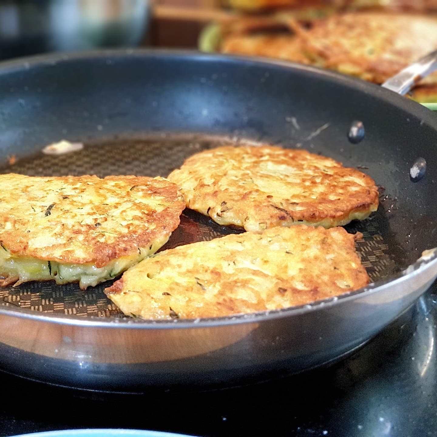 #zucchinipuffer Wenn der Nachbar einen #Zucchini Überschuss im Garten hat, dann muss man Reiben..