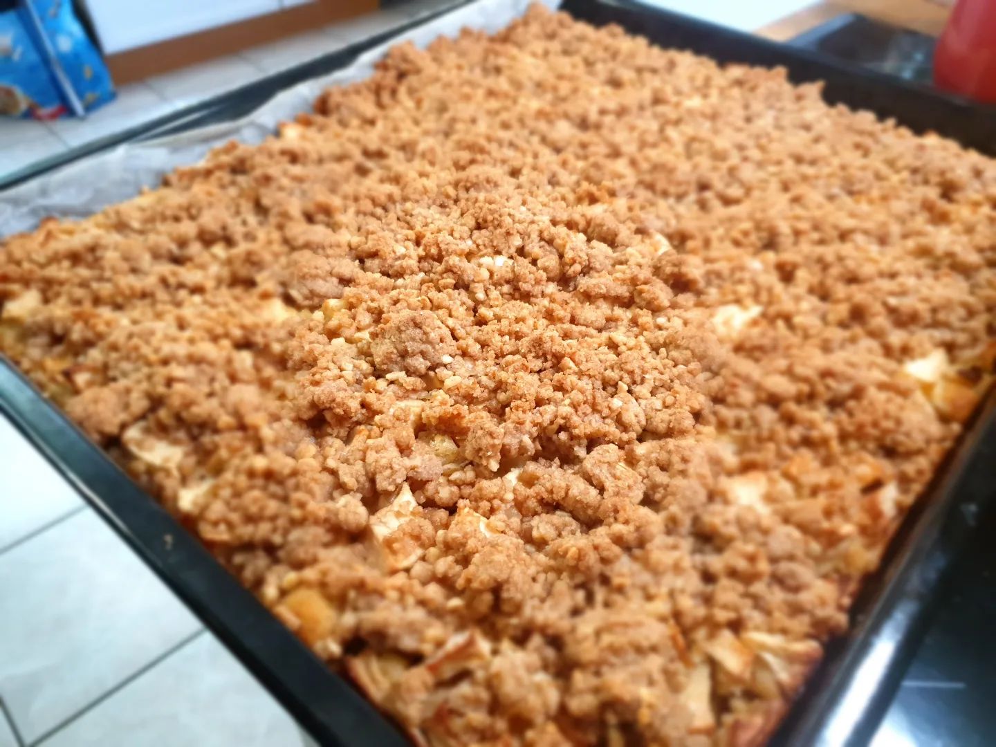 Heute Experimental-Backen ohne Rezept. Apfelkuchen mit Vollkorn-Dinkel- und Mandel-Mehl. In den Streuseln sind noch gehackte Mandeln. Der Kollege meinte gerade, es sieht aus wie „Bolognese Hawaii Pizza“ 🤮