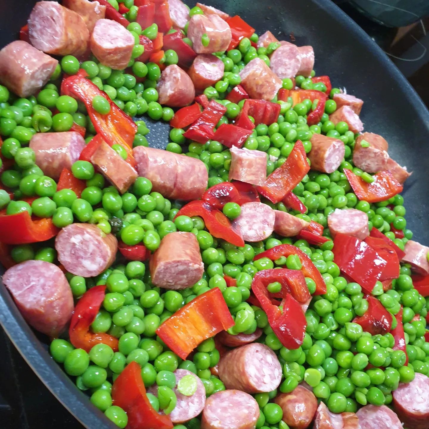 Abendessen aus der Lebensmittelrettung + ein paar Eiern von Schwiegermutters Hühnern und Käse der weg musste. Das Foto hab ich aber nur gemacht wegen den knalligen Farben. #foodblog #foodsharing
