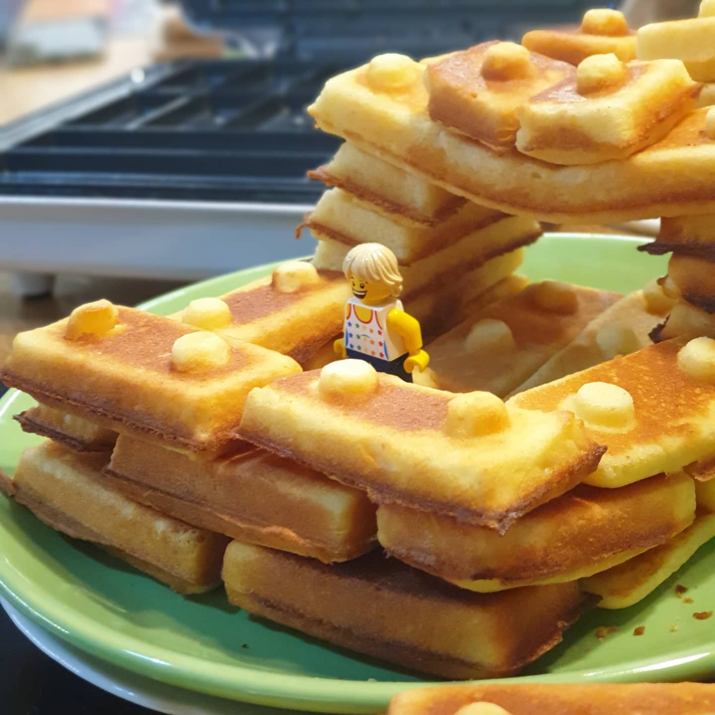 Klemmbausteinwaffeln 🥰 Die Jungs von @wafflewow_ haben mich überrascht und das vor Monaten unterstütze Kickstarter Project #buildingbrickswafflemaker noch 2020 geliefert. Jetzt sind den ausgedehnten Frühstücken mit den kleinen #Klemmbaustein Fans und der passenden Unterhaltung von dem @helddersteine auf YouTube oder Twitch keine Grenzen mehr gesetzt.