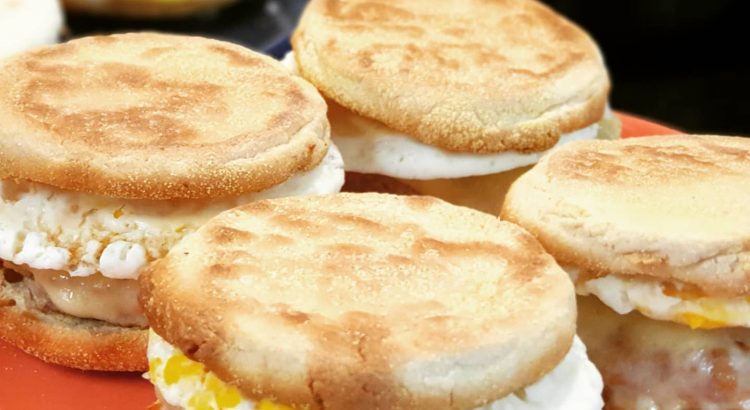 Fried egg burger, es geht auch Mal ohne Gemüse 🤤 #foodblog #eggs #eggburger #eggmcmuffin #cookingwithkids