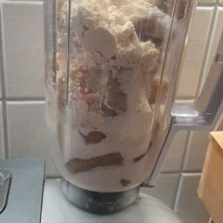 Die Bananen werden schwarz? Einfach geschält und geschnitten einfrieren, und dann irgendwann Mal superschnellen sehr geilen Nachtisch zaubern.