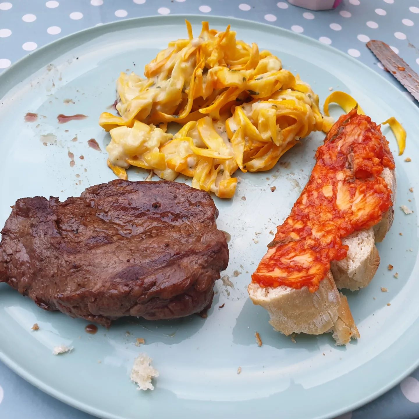 Feines Filet, Knoblauch Garnelen, Zoodle Pasta, Tomaten Butter auf Ciabatta