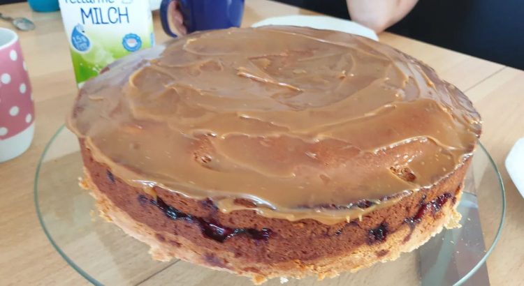 Saftiger Kirschkuchen mit Malz Karamell #foodblog #300gfett #cherrycake