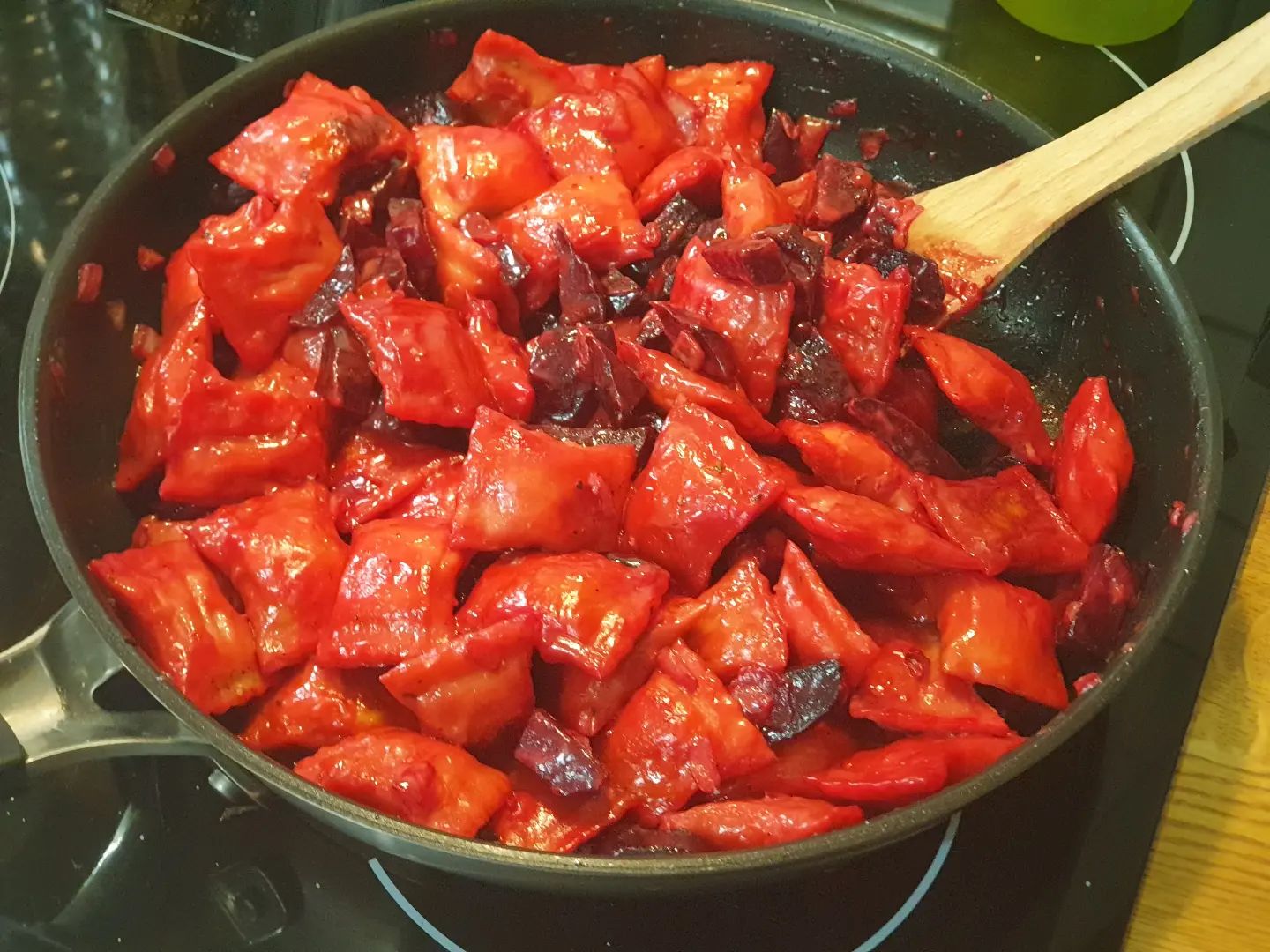 Rote-Beete-Maultaschen-Pfanne. #nofilter needed. Das was sooo rot wie es lecker war 😊 Nur #4zutaten und super schnell zubereitet. Rote Beete und Zwiebeln in der Pfanne anbraten, Mini Maultaschen dazu, leicht bräunen und einen Becher Sahne dazu und den etwas reduzieren. Würzen mit Pfeffer, Salz und einem EL Zucker