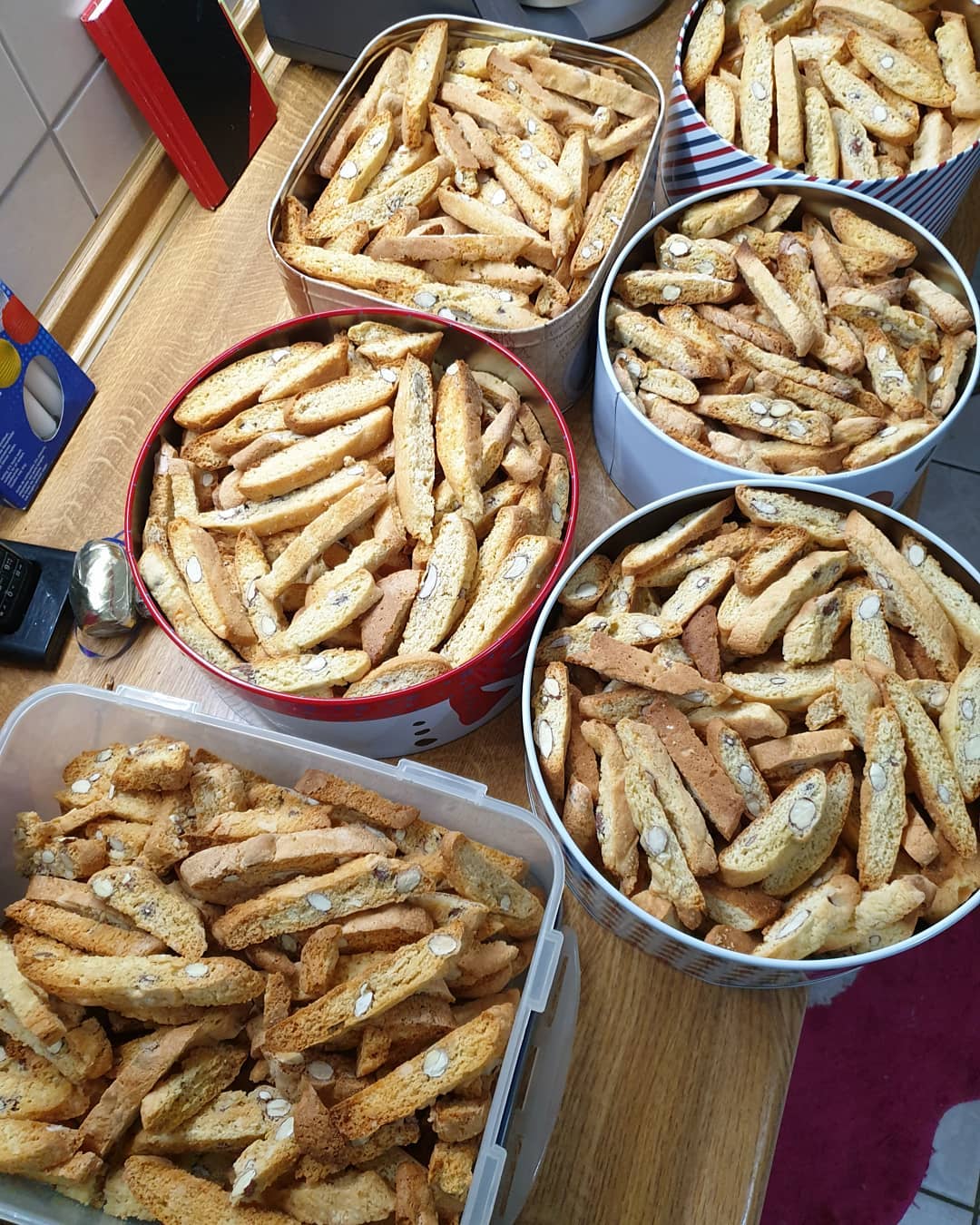 Cantuccinis – Mandelplätzchen

Fremde Federn, meine wundervolle Frau @das_11lein hat die für mich und meine Kollegen gemacht. Ich dachte mir so Einstandskuchen für über 100 Leute wird logistisch etwas herausfordernd. Und da alle Weihnachtsplätzchen aus dem November auch schon alle waren, haben wir die Maschinerie nochmal angeschmissen. 
#foodblog #plätzchen #cantuccini #backen #mandeln #mandelplätzchen