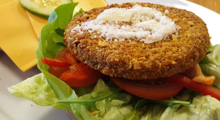 Quinoa Burger Die "Kantine" in meiner neuen Firma kann sich echt sehen lassen #foodblog #quinoaburger #eatery #aoemedia
