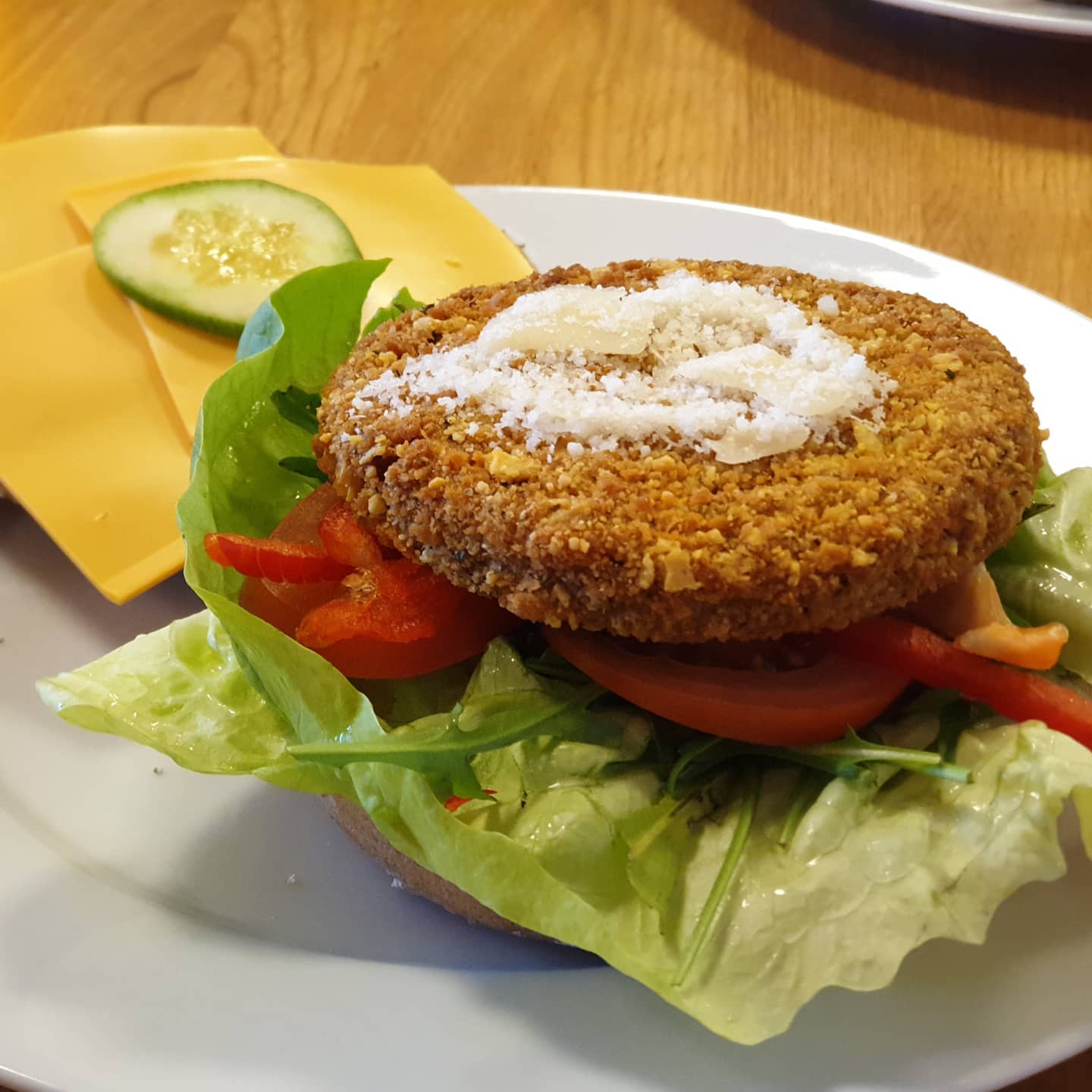 Quinoa Burger

Die „Kantine“ in meiner neuen Firma kann sich echt sehen lassen

#foodblog #quinoaburger #eatery #aoemedia