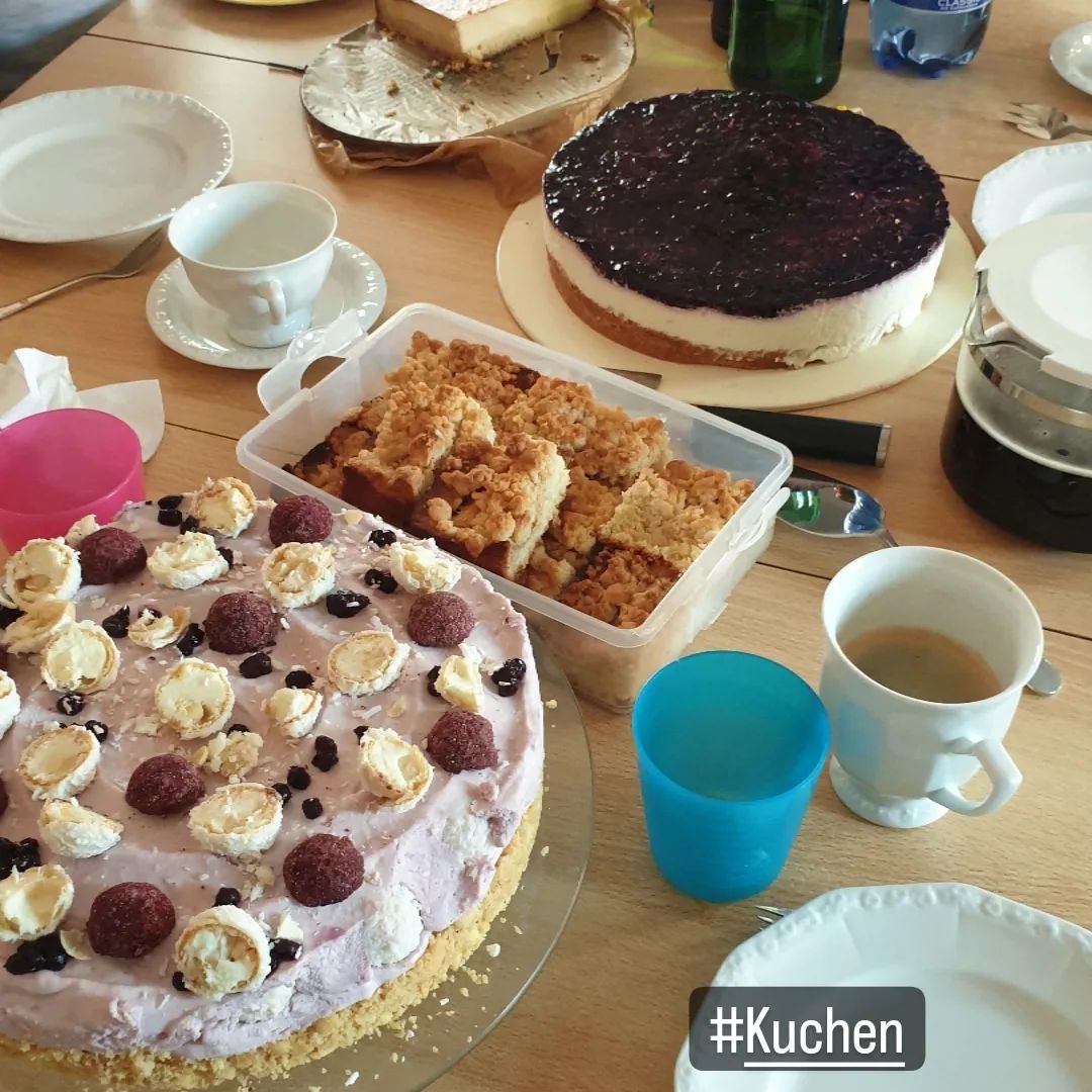 Neununddreißig 🎂 – fühlt sich schon Mal nicht älter an 😬 „gebacken“ hat diesmal der Balkon, #Kühlschrankkuchen geht im Januar auch da. 
Es gab Mascarpone Heidelbeer Raffaello Torte, mit Löffelbiskuits Boden und Trüffelpralinen Topping. Noch einen Heidelbeer Joghurt Friskäse Kühlschrankkuchen von der Schwiegermutter meiner Schwester, einen sehr leckeren  Käsekuchen von der Schwester und Apfelstreuselkuchen.. war geil 

#foodblog #cheesecake